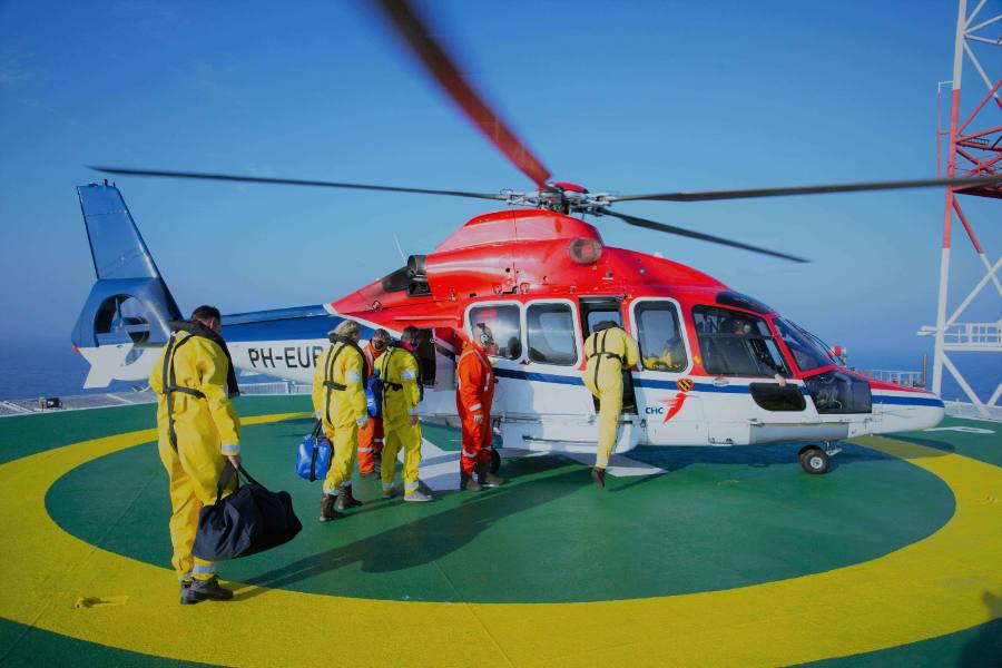 Offshore medewerkers bij een helikopter op een platform